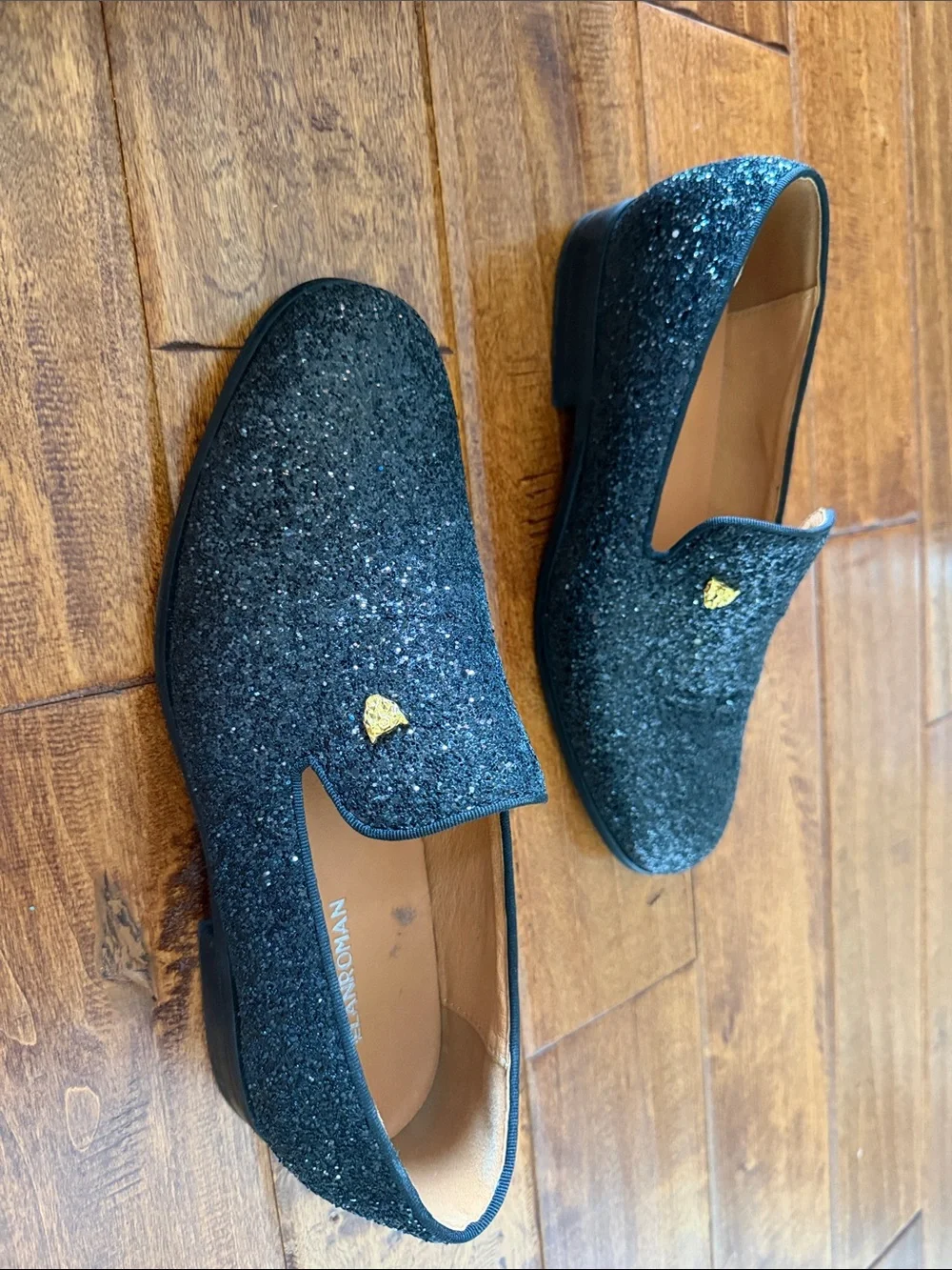 Elanroman shimmering black